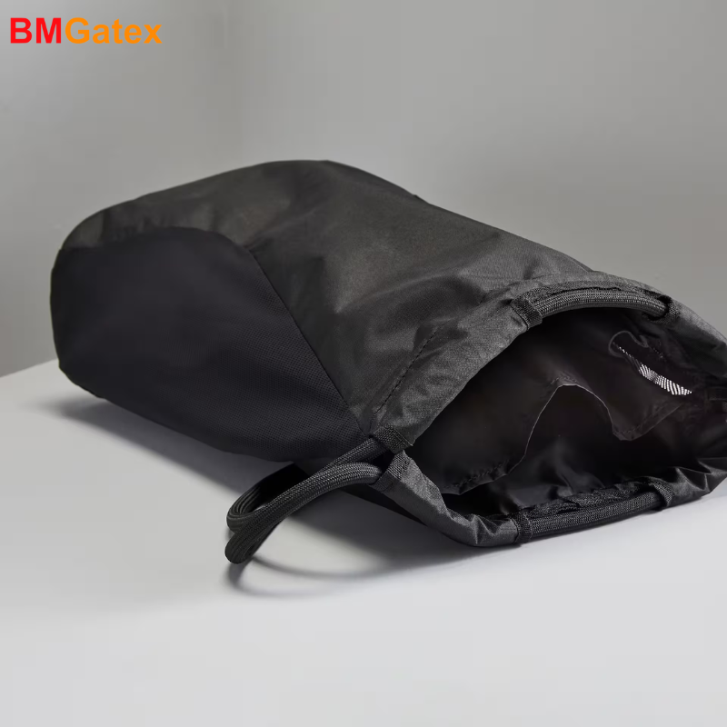 Balo dây rút (Drawstring bag): Balo dây rút, hay còn gọi là túi rút, là lựa chọn hàng đầu cho các sự kiện quy mô lớn nhờ ưu điểm chi phí thấp, thiết kế gọn nhẹ và khả năng in ấn dễ dàng. Túi rút có thể gấp gọn, dễ dàng mang theo và phát tặng nhanh chóng. Đây là giải pháp quà tặng lý tưởng cho các hoạt động quảng bá, sự kiện thể thao, hội nghị hoặc các chương trình khuyến mãi, giúp doanh nghiệp tiếp cận khách hàng một cách hiệu quả với chi phí tối ưu.   Balo dây rút (Drawstring bag)  Balo duffel/túi trống: Balo duffel hay túi trống là món quà hoàn hảo dành cho các phòng gym, câu lạc bộ thể thao hoặc các doanh nghiệp muốn tri ân đối tác, nhân viên thường xuyên tập luyện. Với không gian chứa đồ rộng rãi, túi trống có thể đựng được quần áo, giày dép, khăn tắm và các vật dụng cá nhân cần thiết cho việc tập luyện. Thiết kế bền bỉ, chất liệu chống thấm nước giúp bảo vệ đồ đạc bên trong khỏi ẩm ướt và hư hỏng.   Balo duffel/túi trống  Balo laptop thể thao đa năng: Balo laptop thể thao đa năng là sự kết hợp hoàn hảo giữa tính năng bảo vệ laptop của balo công sở và sự tiện dụng của balo thể thao. Với thiết kế sang trọng, chất liệu cao cấp và nhiều ngăn chứa đồ thông minh, balo laptop thể thao đa năng là món quà tặng lý tưởng cho nhân viên hoặc đối tác quan trọng. Balo laptop thể thao đa năng thể hiện sự tinh tế, đẳng cấp và quan tâm đến nhu cầu của người nhận, đồng thời nâng cao hình ảnh chuyên nghiệp của doanh nghiệp.   Balo laptop thể thao đa năng